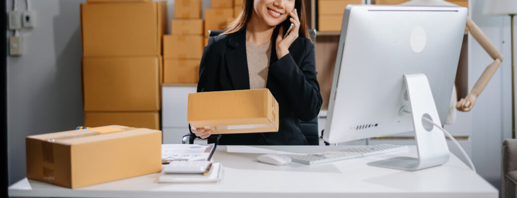 TEMU’da Kargo Gecikmelerini Önleme Taktikleri: Lojistik Partneri Seçiminde Dikkat Edilmesi Gerekenler 3 asian woman prepares parcels and checks online ord 2025 06 20 18 41 04 utc