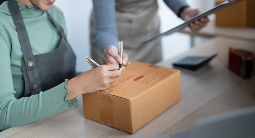 TEMU’da Kargo Gecikmelerini Önleme Taktikleri: Lojistik Partneri Seçiminde Dikkat Edilmesi Gerekenler 5 small business sme owner two young asian business 2025 01 10 06 14 42 utc 1