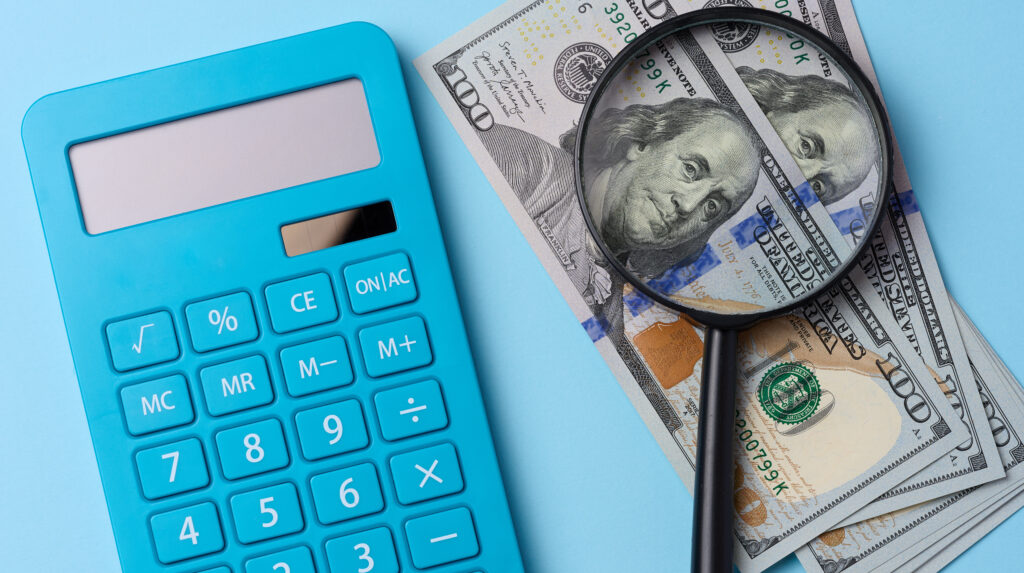 ABD’ye Vergi: Gümrük Vergileri, Muafiyetler ve Mikro İhracat Rehberi 1 blue calculator and a stack of one hundred dollar 2025 03 24 02 44 21 utc 1