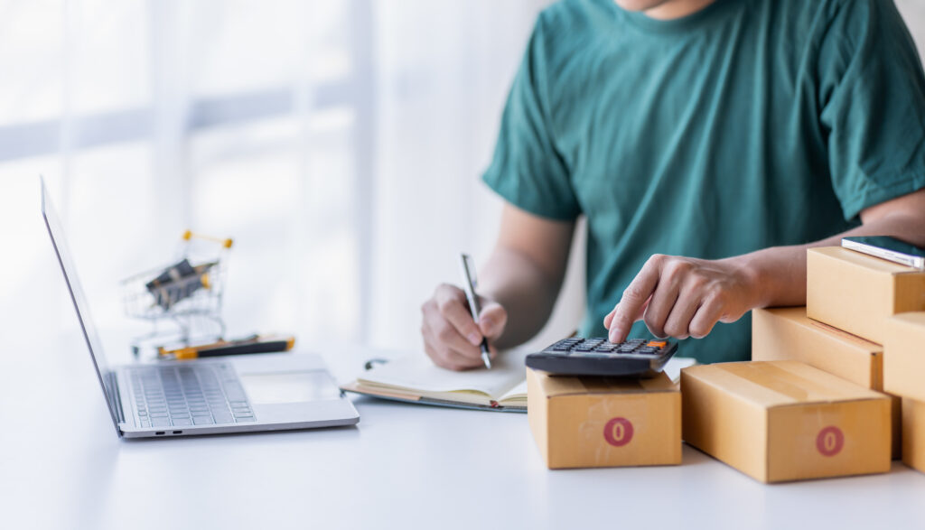 Kargo Deneyimi ve Operasyon Rehberi: Müşteri Memnuniyeti, Takip, Gizli Maliyetler 3 close up of hand man small business sme entreprene 2025 02 22 06 16 48 utc