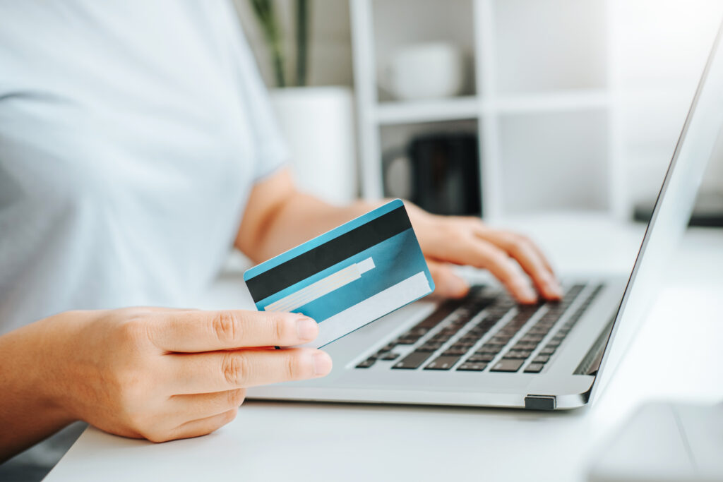 E-İhracat Ödeme Yöntemleri ve Para Transferi 4 credit card online shopping concept 2025 01 08 06 32 19 utc