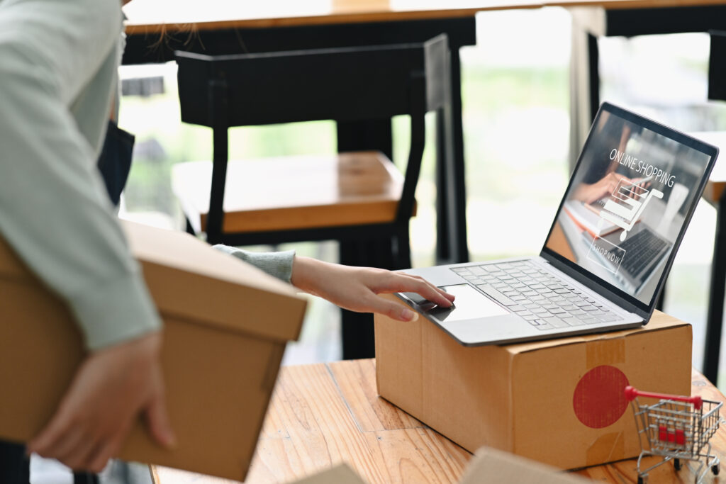 Küçük İşletmeler İçin E-İhracat Lojistiğinde Başarı Stratejileri 4 female entrepreneur checking order from customer a 2024 11 28 19 56 56 utc 1