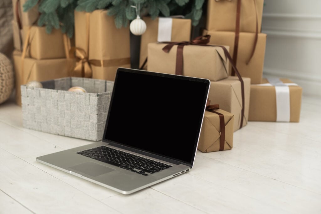 Yılbaşının E-Ticarete Etkisi 5 gifts box and laptop christmas shopping online at 2025 01 08 06 14 35 utc 2