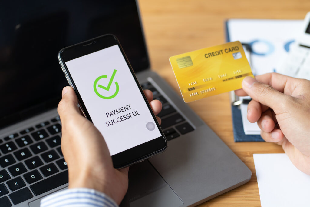 E-İhracat Ödeme Yöntemleri ve Para Transferi 2 male hands holding phone with online payment scree 2025 01 10 12 47 01 utc