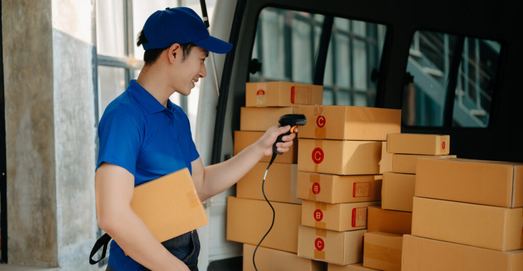 Kargo Anlaşması Nasıl Yapılır? Şirketli ve Şirketsiz Kargo Anlaşmalarının Tam Kılavuzu 3 portrait of courier delivery asian man searching t 2024 11 01 18 30 51 utc 1