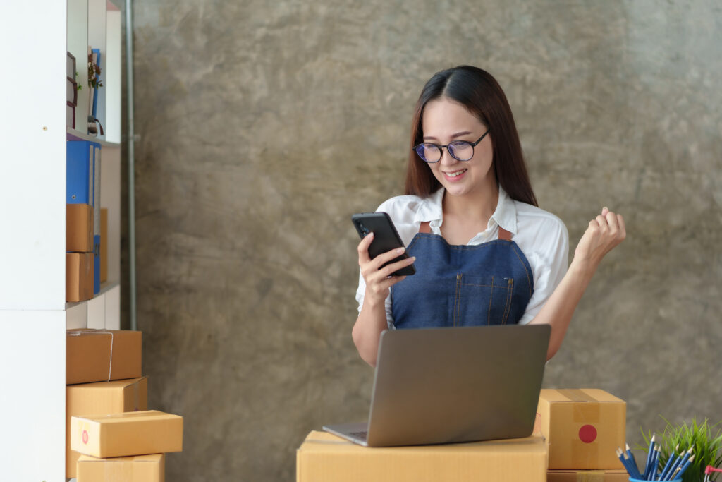 E-ihracat Platformları (Amazon, eBay, Trendyol GoGlobal, Etsy vb.) 4 small business owner in asia who are delighted wit 2025 03 08 19 48 26 utc