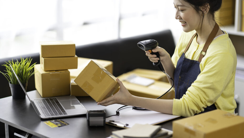 Mikro İhracat Nedir ve Lojistikte Nasıl Avantaj Sağlar? 2 startup happy asian woman business owner works wit 2025 02 18 03 30 14 utc