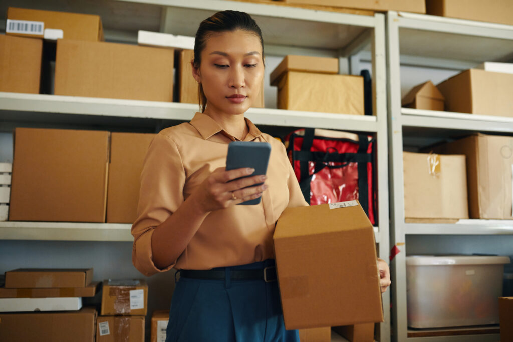 E-İhracatta Fulfillment Hizmetlerinin Önemi 3 woman checking parcel online on smartphone 2025 02 11 14 07 36 utc