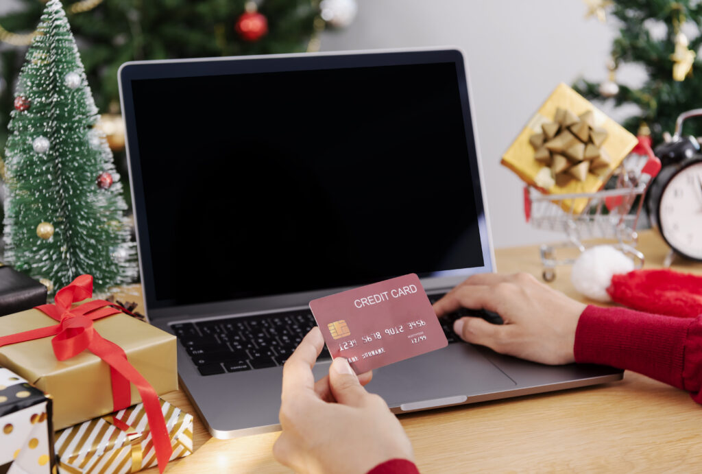 Yılbaşı’nın İthalat-İhracata Etkisi 3 woman holding credit card doing online shopping pr 2024 12 06 19 15 14 utc