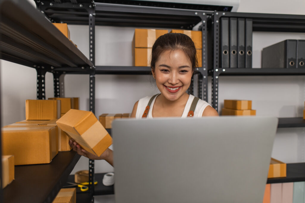 E-İhracatta Fulfillment Hizmetlerinin Önemi 5 working with parcel boxes in the warehouse 2025 08 27 06 32 11 utc 1