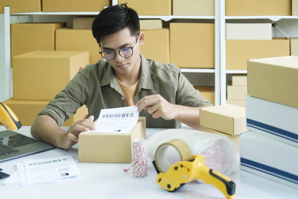 E-İhracatta En Çok Yapılan Lojistik Hataları ve Çözümleri 4 young entrepreneur packing online order product fo 2025 03 27 00 49 37 utc