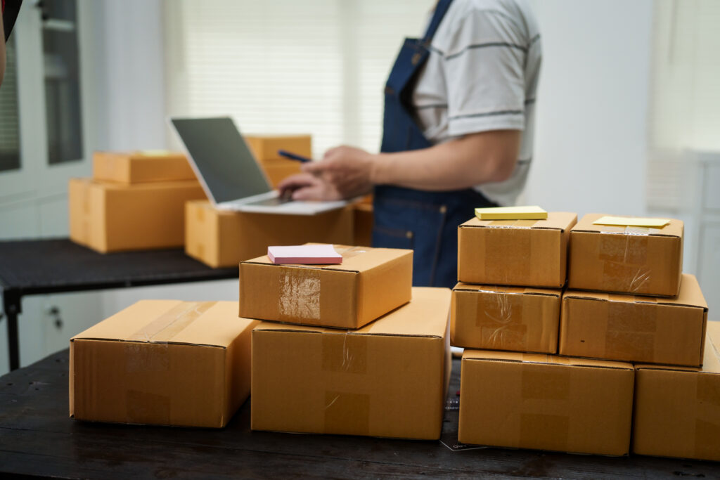 Yeni Başlayanlar için E-Ticaret İş Planı Nasıl Yapılır? 5 a man is working at his desk preparing parcel box 2026 01 08 07 53 58 utc