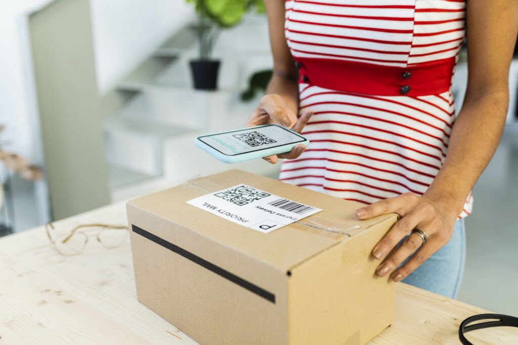 Shopify ile E-Ticaret Sitesi Kurma Rehberi 4 detail of woman scanning a qr code of a box at hom 2026 01 08 05 44 04 utc