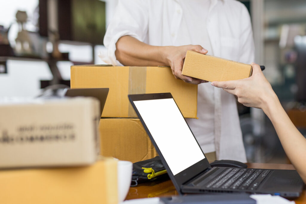 Küçük İşletmeler için Dijitalleşme Rehberi 4 man giving parcel boxes to woman with open laptop 2026 01 11 09 09 14 utc