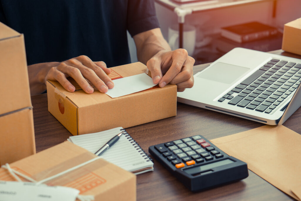 E-Ticarette Ölçeklenirken Operasyon Nasıl Kurulur? 4 the online seller sticking paper of customer addre 2026 01 06 10 25 46 utc