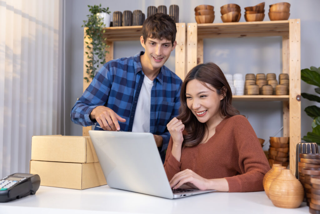 Küçük İşletmeler için Dijitalleşme Rehberi 3 vase shop owner checking and celebrating the sale 2026 01 07 07 10 44 utc