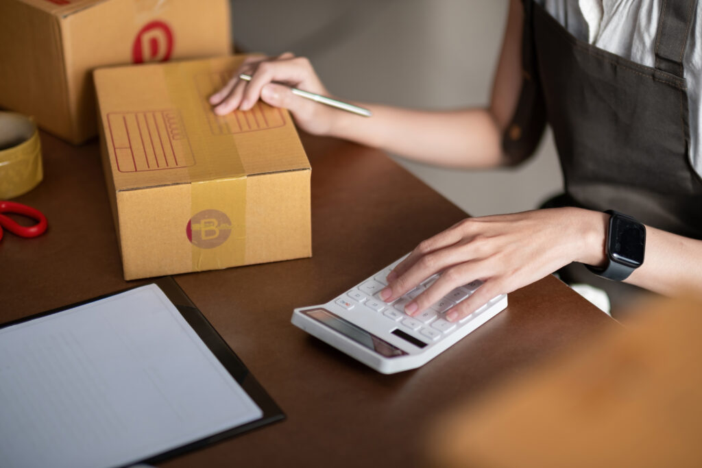 E-Ticarette Kârlılık Nasıl Artırılır? 3 woman entrepreneur prepare parcel box and check on 2026 01 07 00 37 21 utc